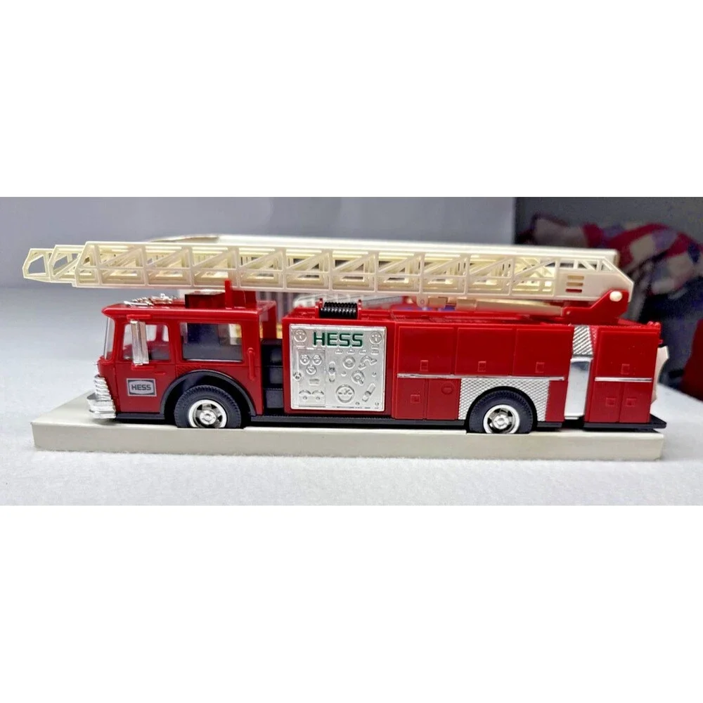 Hess 1986 Toy Fire Truck Bank Vintage Collectible Lights Sounds w/ Box